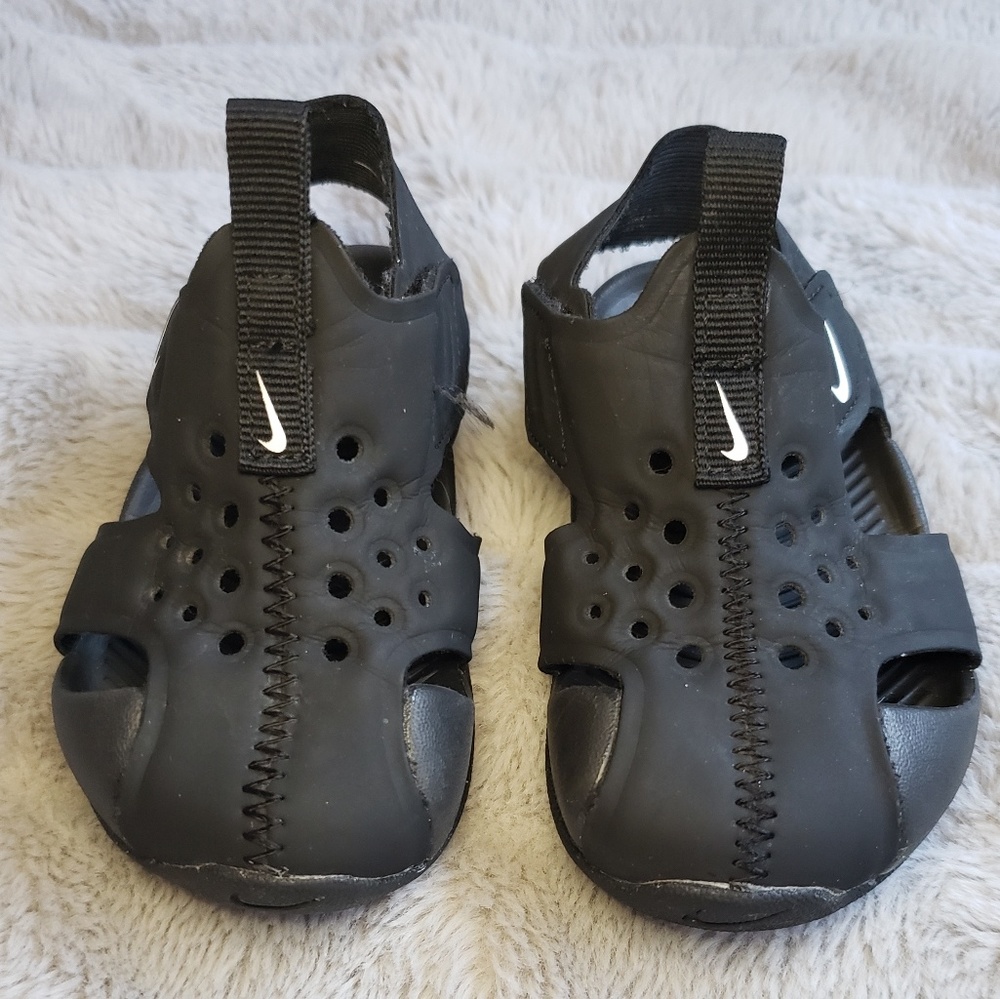 Nike toddler sandals- gently used - Size 5c